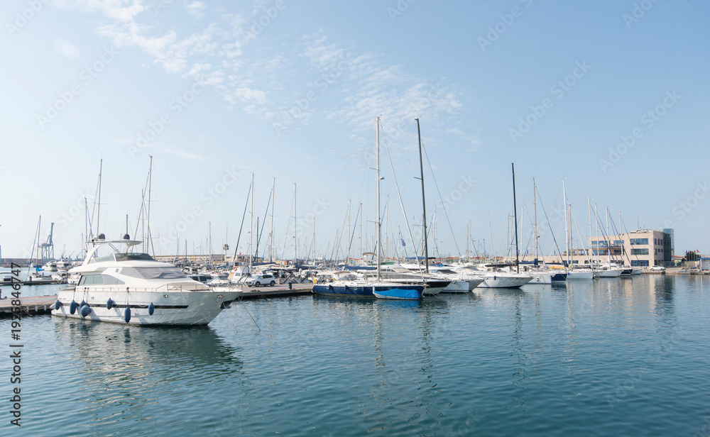 Obraz premium Modern yachts anchored in bright coastal harbor