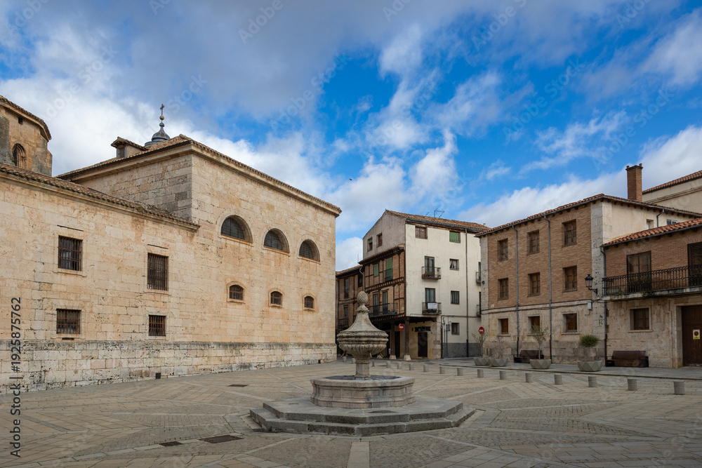 Fototapeta premium Burgo de osma town square with fountain and traditional architecture