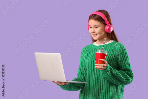 Teenage Asian girl in headp...