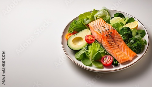 un fondo vacio claro con un plato de comida saludable con ensalada vegetales y pescado estila de vida sana y saludable