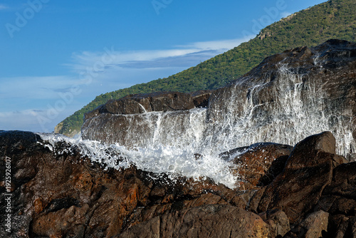 Ondas  e pedras na Praia da Armação Florianópolis sc