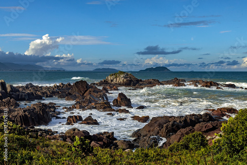 Ondas  e pedras na Praia da Armação Florianópolis sc