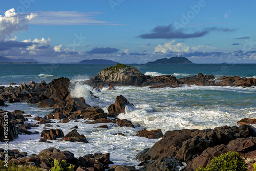 Ondas  e pedras na Praia da Armação Florianópolis sc