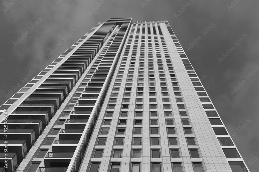 Fototapeta premium building rising through the clouds