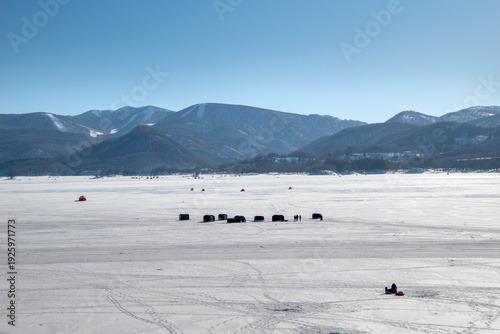 氷結した桧原湖