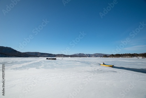 氷結した桧原湖