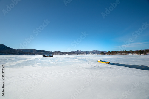 氷結した桧原湖