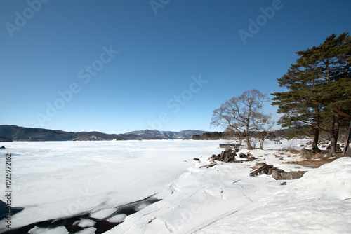 氷結した桧原湖