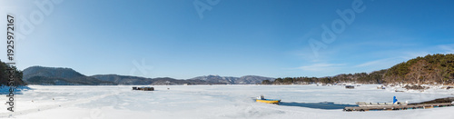 氷結した桧原湖