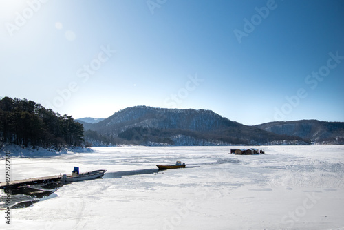 氷結した桧原湖