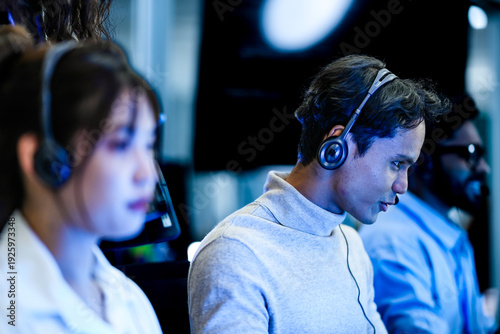 Foto Senior customer success manager executing client retention strategy via omnichannel communication