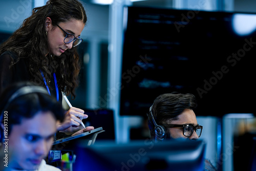 Bild auf Leinwand IT service management specialist resolving technical support tickets with supervisor