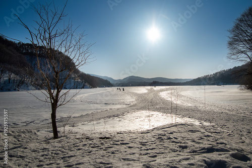 氷結した小野川湖