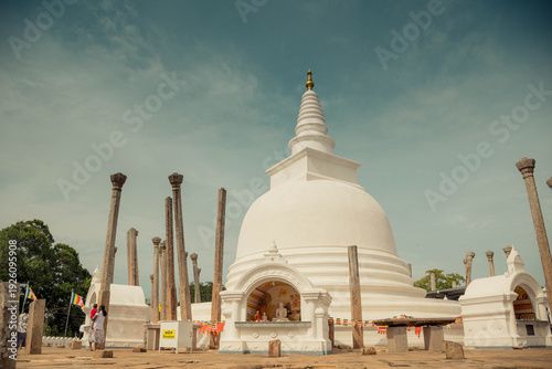 Foto Ancient Thuparamaya Dagoba in Anuradhapura, Sri Lanka, Asia