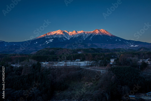 朝焼けの御嶽山　長野県 木曽町 開田高原から
