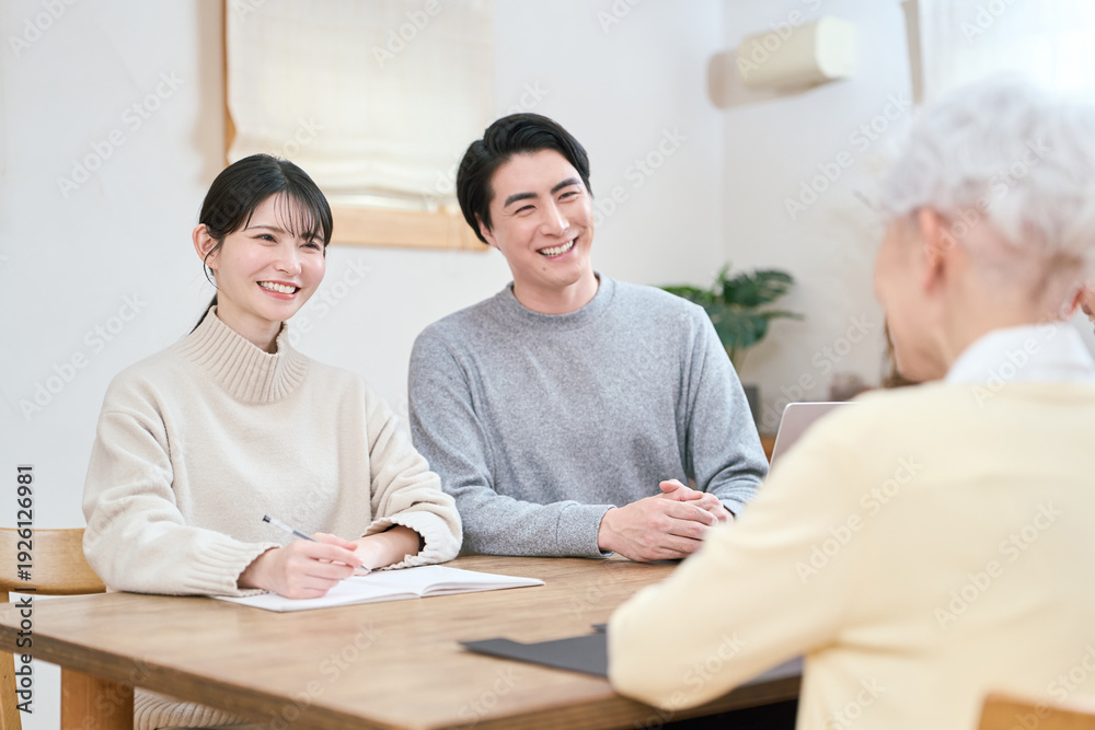 Obraz premium 将来について話し合うアジア人の家族