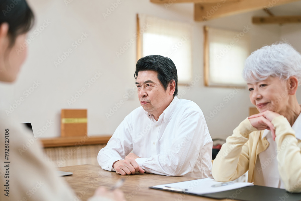 Fototapeta premium 二世代で口論をするアジア人の家族