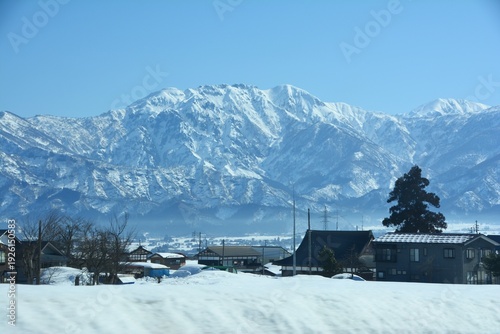 冬の家並みと八海山