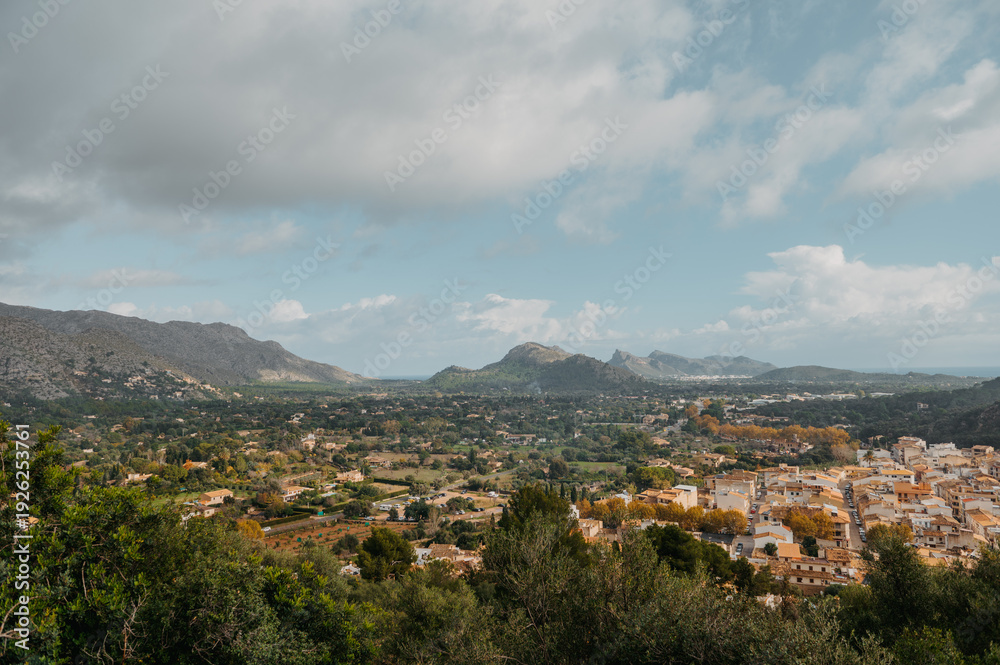 Naklejka premium Panoramic view over Pollença from Mirador des Calvari, Mallorca