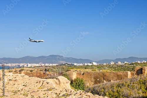 Flygplan som kommer in för landning över staden  Palma på Mallorca