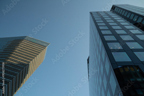 Nowoczesne wieżowce biurowe – architektura biznesowa w perspektywie z dołu