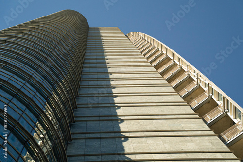 Nowoczesne wieżowce biurowe – architektura biznesowa w perspektywie z dołu