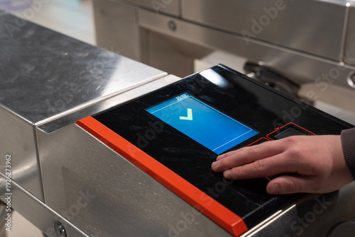 ręka osoby skanującej dowód dostępu, ekran z akceptacją dostępu - koncepcja cyfrowej przyszłości