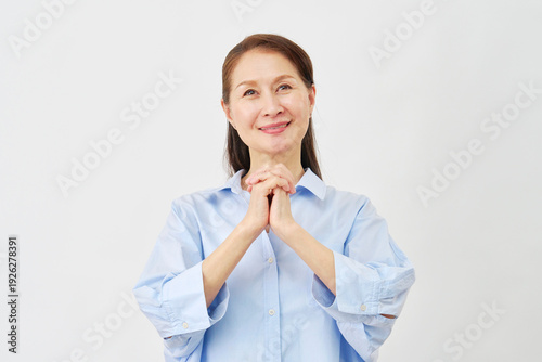 Wallpaper Mural 白背景で祈る高齢女性 Torontodigital.ca