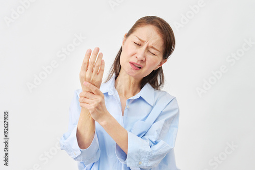 Wallpaper Mural 白背景で手の痛みに悩む女性 Torontodigital.ca