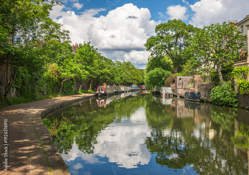 Billede på lærred Peaceful Regent's Canal lined with shaded towpaths and moored narrowboats in Lon