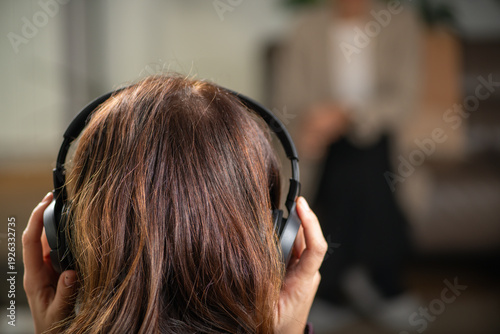 Quadro su tela EMDR session applying alternating sound cues through headphones to support bilateral brain stimulation