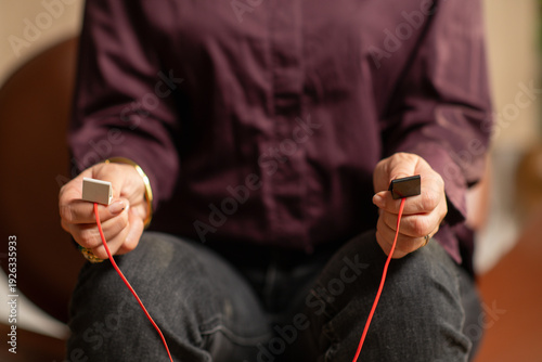 EMDR therapy using a pulsator to deliver alternating vibrations for bilateral stimulation. Highlights rhythmic tactile vibration input and structured trauma-focused processing.