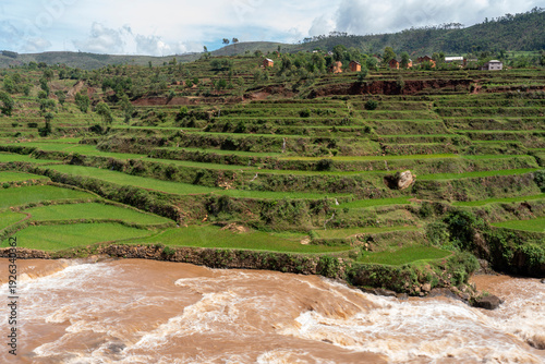 Foto Madagascar, A river with abundant water flows through fertile fields in the southern  highlands