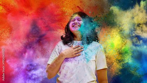 Φωτογραφία Woman laughing with hand on chest during Holi color explosion