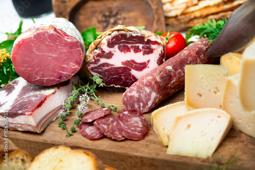 Selezione di salumi e formaggi artigianali sardi, Cibo Italiano 