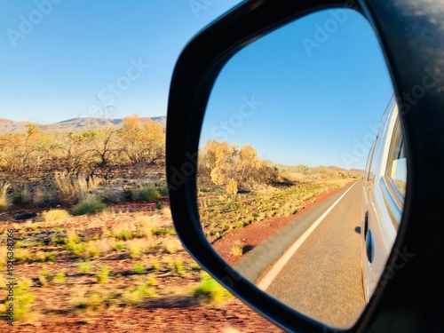 Paysage de road trip vu dans le rétroviseur d’un van en Australie – voyage, liberté et aventure