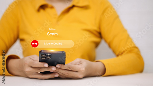 Foto Scam Phone Call Alert Concept with Smartphone and Fraud Warning Screen