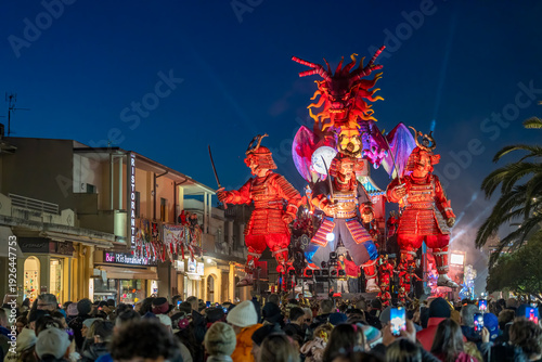Canvas-taulu Evening Carnival procession of allegorical floats at Viareggio with masks music