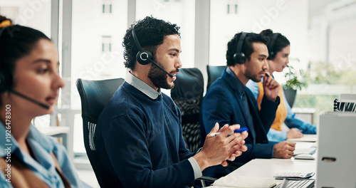 Quadro su tela Virtual assistant, staff and man with technology in call center, customer care and communication