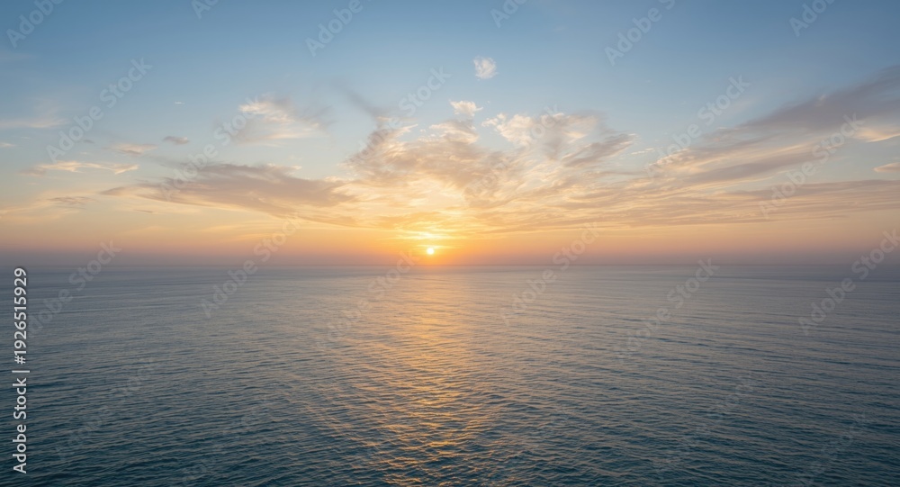 Obraz premium Spectacular ocean horizon with dynamic clouds at the break of day