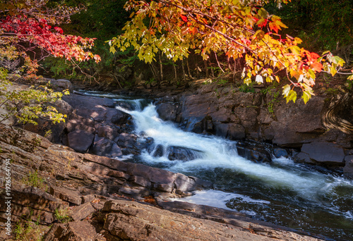 Wanderung im Algonquin Provincial Park, Kanada, Ontario, mit Blick auf Oxtongue River, Ragged Falls
