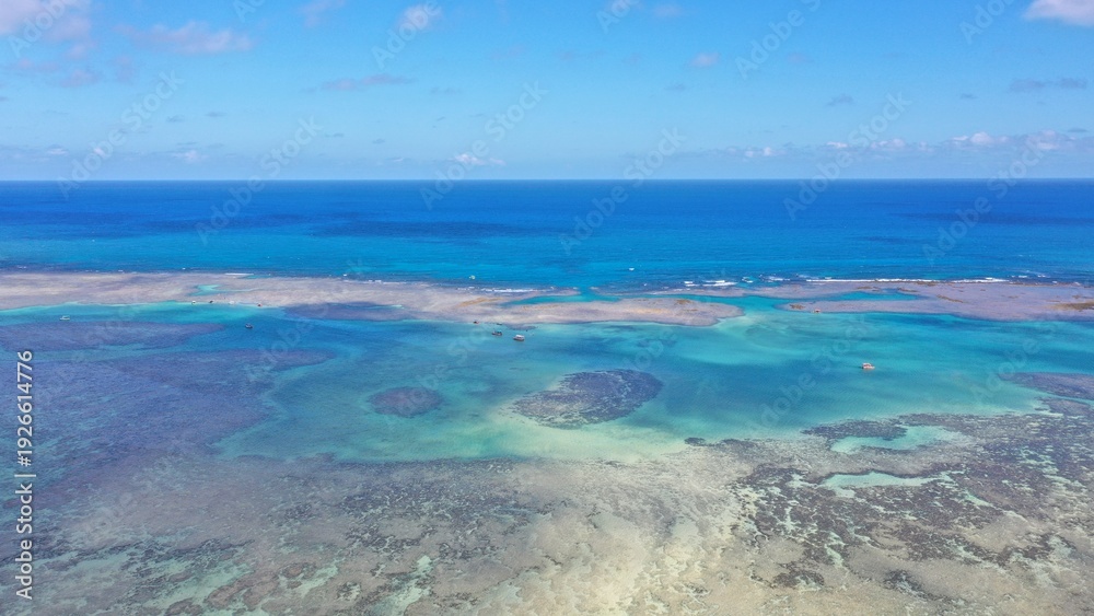 Obraz premium Wonderful view of white sand beach with turquoise waters and coral reefs in Milagres route near Maceio city, Alagoas State, Brazil