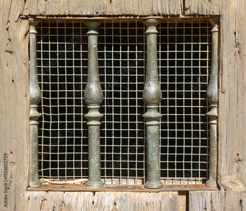Фотография Antigua ventana medieval se madera con rejilla y barrotes en Vistabella del Maes