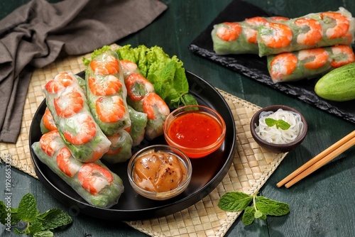 Konstfotografi Fresh Vietnamese spring rolls (Goi Cuon) filled with shrimp, rice vermicelli, lettuce, and fresh herbs, wrapped in translucent rice paper