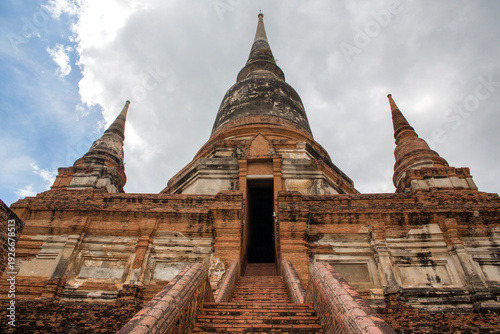 Konstfotografi A vertical, low-angle shot looking up at the massive central chedi of Wat Yai Chai Mongkhon, located in Ayutthaya, Thailand