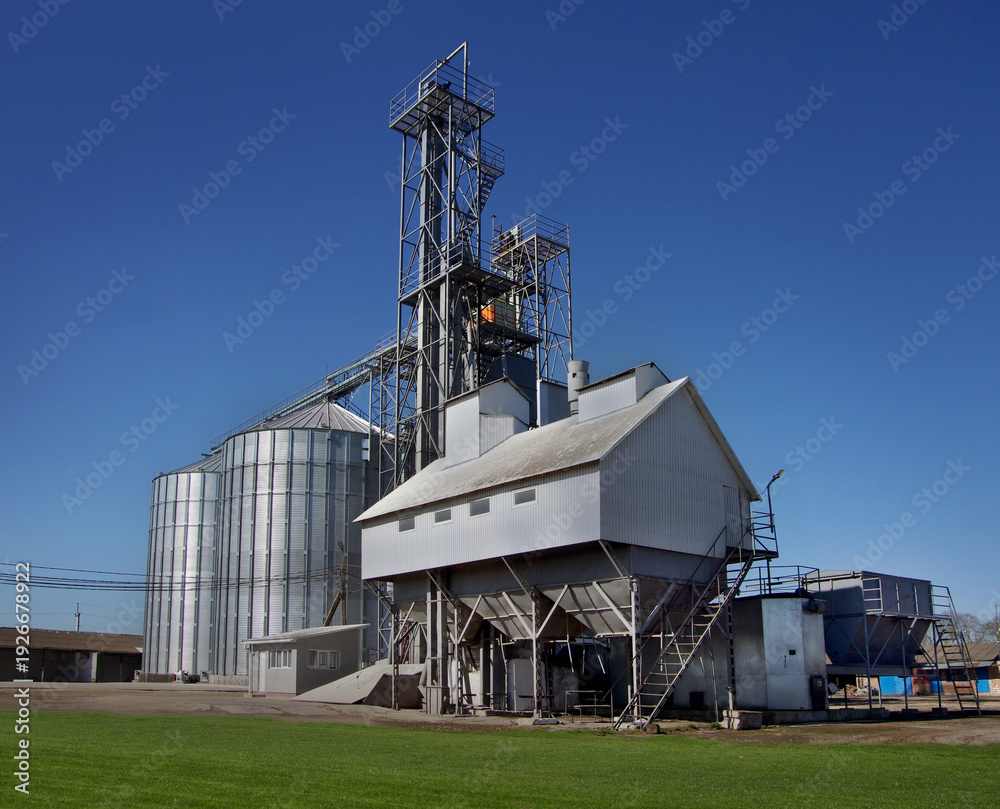 Obraz premium The elevator complex includes metal silos for storage