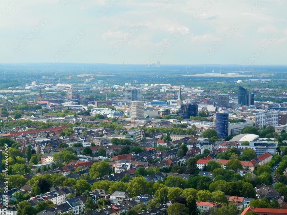 Fototapeta premium Westfalenpark Dortmund mit dem Florianturm (Aussicht auf das Westfalenstadion und die Westfalenhalle) und der Kaiserhainteich