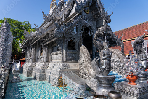 タイ・チェンマイのワット・シースパン 銀色に輝く本堂外観