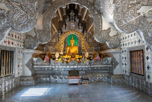ワット・シースパン本堂内部の黄金仏像