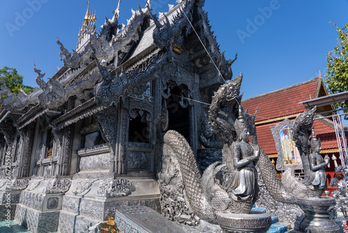 タイ・チェンマイのワット・シースパン 銀色に輝く本堂外観